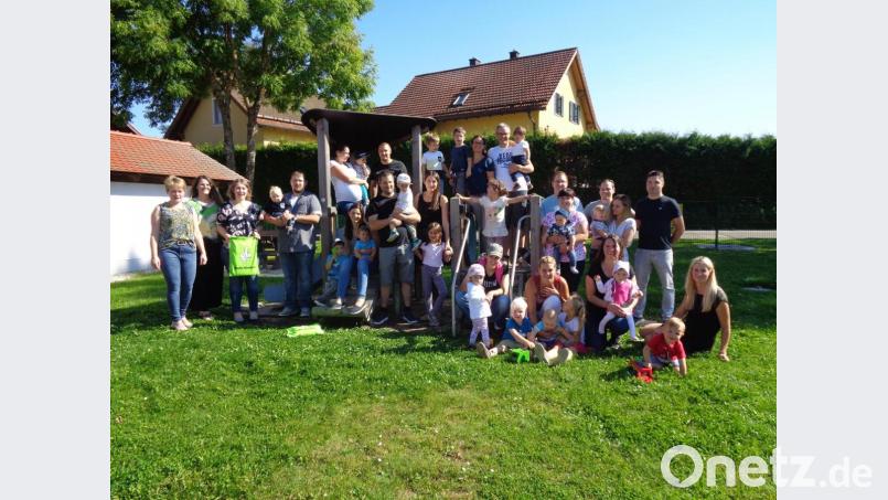 Bürgermeisterin Sonja Meier und Familienbeauftragte Andrea Kunschir begrüßten die jungen Familien am Mehrgenerationenspielplatz in Schneeberg. Bild: amö