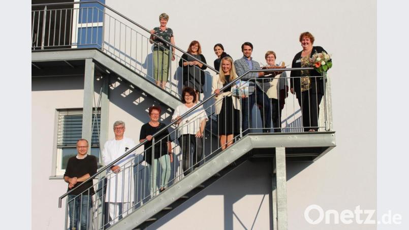 Kolleginnen und Kollegen der Kliniken Nordoberpfalz verabschiedeten die langjährige Chefärztin und Ärztliche Direktorin der Region Nord/West, Elisabeth Eißner (rechts). Bild: Kliniken Nordoberpfalz/Michael Reindl/exb