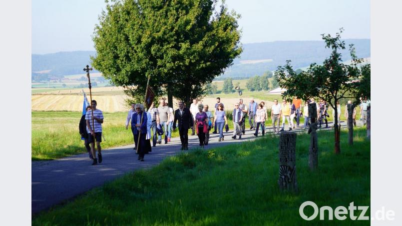 Von der der Pfarrkirche in Waldthurn führt Diakon Janusz Szubartowicz die Pilger zum Fahrenberg. Bild: fvo