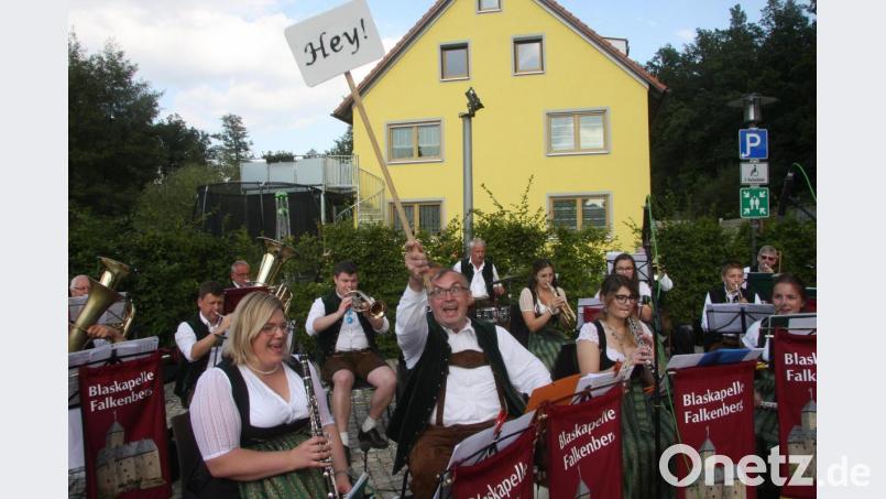 Nicht nur Josef Franz (mit dem Schild in der Hand), auch der Rest der Kapelle waren froh darüber, dass man die Instrumente auspacken durfte, um wieder live und vor Publikum aufzuspielen zu dürfen. Bild: wro