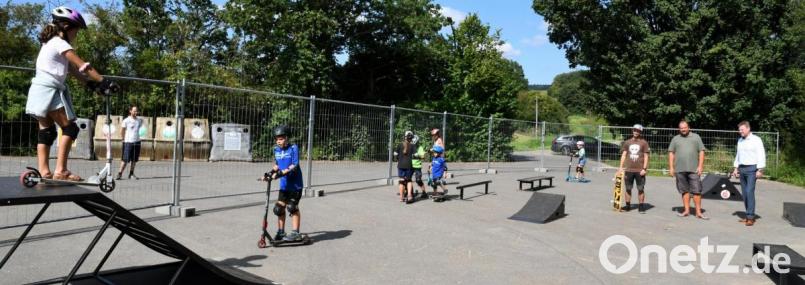 Bürgermeister Alwin Märkl und der gemeindliche Jugendbeauftragte Christian Drexler (hinten von rechts) geben den Startschuss für die Nutzung einer mobilen Skateranlage auf dem Parkplatz beim Bienenhof. Bild: sche
