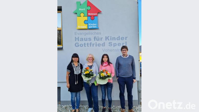 Vor dem bunten Puzzle-Logo des Evangelischen Haus für Kinder Gottfried Sperl präsentierte sich das neue Leitungsteam Anke Mittelmeier (Zweite von links), die gleichzeitig ihr 30-jähriges Jubiläum in der Einrichtung feierte, mit Karina Aschka (links) als Stellvertreterin. 25 Jahre Zugehörigkeit sind es bei Edith Gierling (Zweite von rechts). Uli Münchmeier (rechts) gratulierte im Namen der gesamten Kirchengemeinde zu den Jubiläen und den Neuen für das verantwortungsvolle Amt. Bild: dob