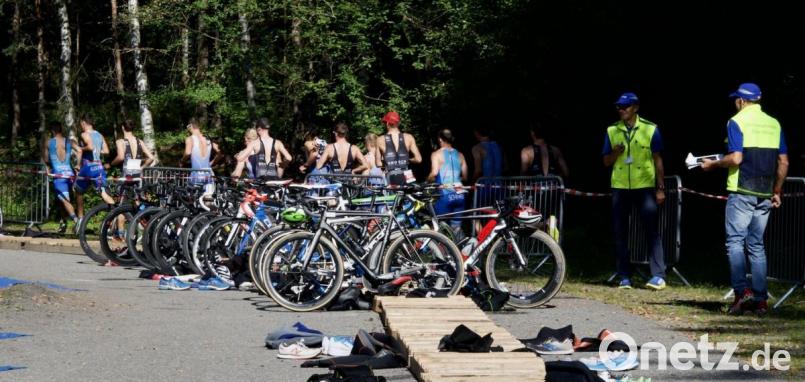 Die Räder schnell abgestellt und ab auf die Laufstrecke. Beim Weidener Triathlon waren jede Menge Athleten am Start. Bild: Jander/privat