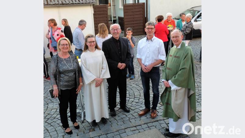 Viele Menschen bereiteten Pfarrer Berthold Heller (rechts) und Pastoralassistentin Andrea Zeller (Zweite von links) ein herzliches Willkommen in der Pfarreiengemeinschaft. Allen voran die Vertreter der Pfarrgemeinden Regina Frischholz (links) und Jörg Frenzel (Zweiter von rechts) sowie Ruhestandsgeistlicher Franz Winklmann. Bild: wlr