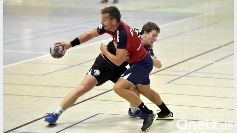 Fast zehn Jahre lang trug Jiri Smolik (am Ball) das Trikot des HC Sulzbach und prägte dabei die erfolgreichste Zeit des Vereins maßgebend mit. Archivbild: Hubert Ziegler
