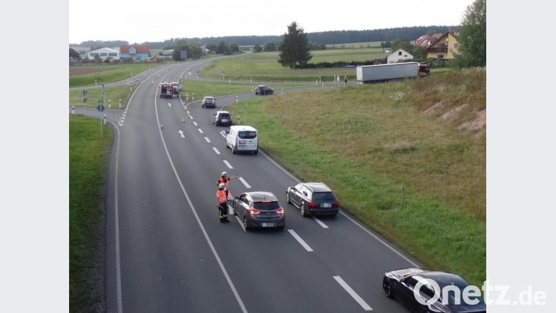 Wegen der Vollsperrung durch einen Unfall auf der B22 zwischen Speichersdorf und Seybothenreuth am Montagnachmittag wurde der Verkehr von Kemnath kommend an der Anschlussstelle „Speichersdorf – West“ umgeleitet. Die Verkehrsregelung hatte die Feuerwehr Kirchenlaibach übernommen. Bild: br