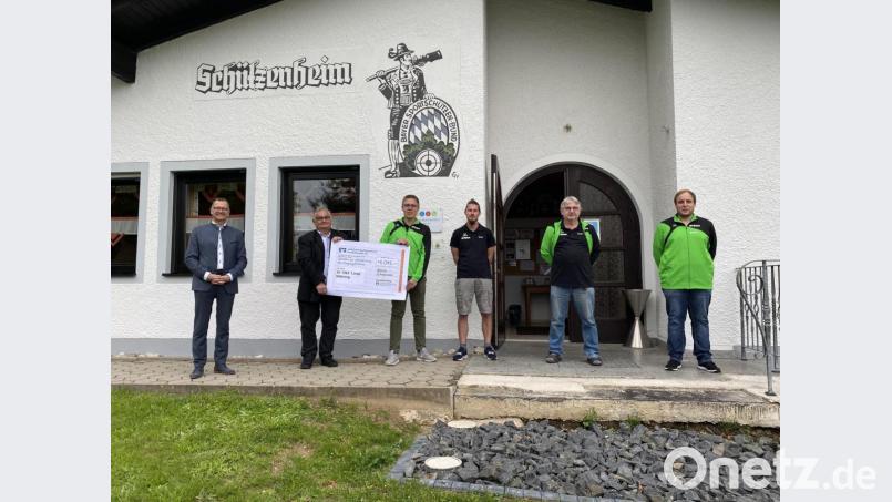 Durch die Crowdfunding-Aktion der Volksbank Raiffeisenbank Nordoberpfalz können Vereine in der Region unterstützt werden. Rund 5000 Euro, die Hälfte kam von der Bank, gibt es für die Erneuerung des Eingangsbereich des Schützenhauses in Mähring. Im Bild (von links): Regionalmarktleiter Helmut Wolfrum, Herbert Gmeiner, Martin Riedl, Martin Freundl, Dieter Beer und Michael Riedl. Bild: Volksbank Raiffeisenbank/exb