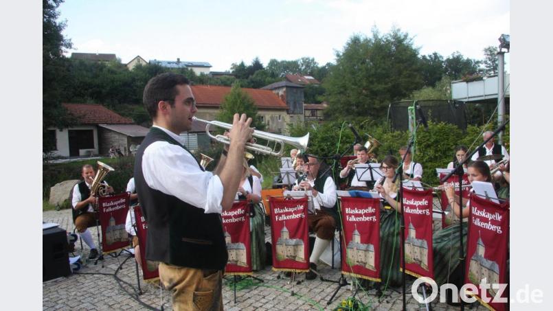 Zur Trompete griff auch der Dirigent der Blaskapelle Falkenberg, Franz Stierstorfer, um mit seinen Musikanten kräftig aufzuspielen. Bild: wro