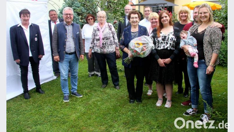 Die Familie und zahlreiche Freunde ließen Jutta Wege (Siebte von links) an ihrem Ehrentag hochleben. Im Namen der evangelisch-lutherischen Kirchengemeinde gratulierte Pfarrer Martin Schlenk (Sechster von links). Die Glückwünsche der Marktgemeinde Wiesau überbrachte Bürgermeister Toni Dutz (Dritter von links). Bild: wro