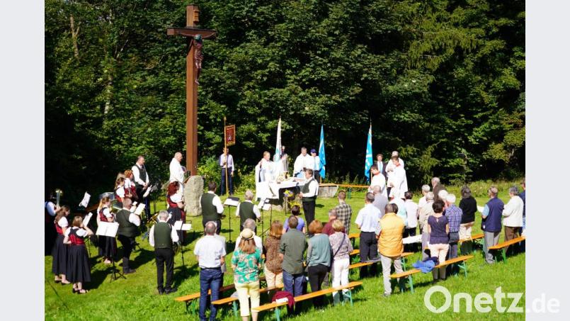 Der Regensburger Domvikar und Diözesanmännerseelsorger Harald Scharf (am Altar) ist Hauptzelebranten am Fahrenberger Freialtar Bild: fvo