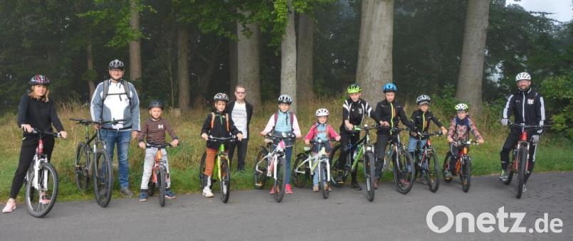 Acht Kinder beteiligten sich an einer Fahrradtour ins Jagdrevier Raumberghof, die der SPD-Ortsverein Konnersreuth organisiert hatte. Mit dabei waren (von links) Sabrina und Markus Wenisch, Gerald Härtl (Fünfter von links) und Wolfgang Pötzl (rechts). Bild: jr
