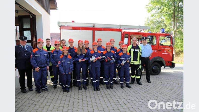 Jugendwartsprecher Karl Striegl (links) und die verantwortlichen Ausbilder der Gleiritscher Feuerwehr können stolz auf ihren Nachwuchs sein. Bild: akp