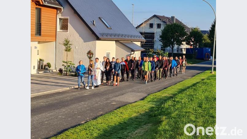 Zum 159. Mal machte sich auch heuer wieder eine Pilgergruppe aus Thannhausen auf den Weg nach Pleystein. Stadtpfarrer Konrad Amschl spendete am vergangenen Samstag bei Beginn der Fußwallfahrt der Gruppe den Pilgersegen. Bild: rdh