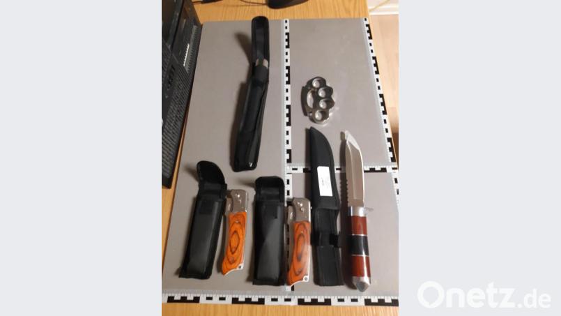 Dieses Mini-Arsenal an Waffen vom Asiamarkt beschlagnahmten Fahnder der Waidhauser Bundespolizei bei zwei Oberpfälzern. Bild: Bundespolizei