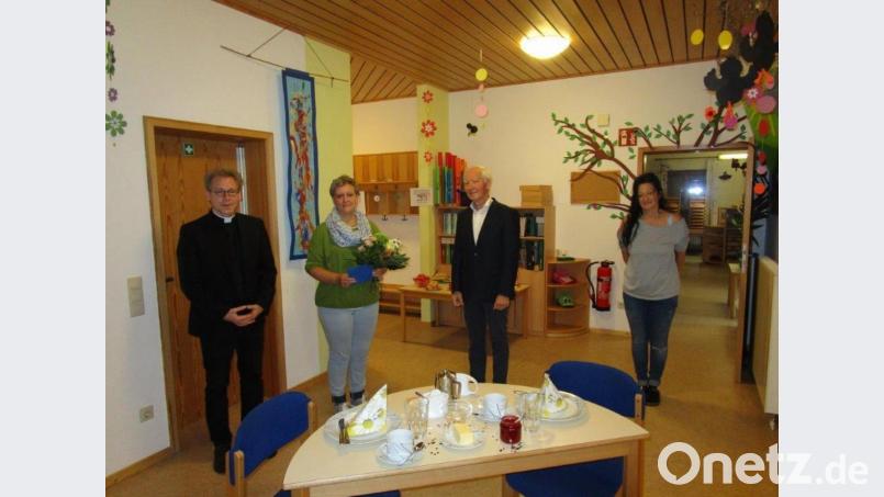 Dekan Christian Schulz (von links) gratuliert Maria Kontny zum 25-jährigen Betriebsjubiläum. Mit ihr freuen sich Kirchenpfleger Georg Münch und Kindergartenleiterin Bettina Schön auch über die Beförderung. Bild: mma