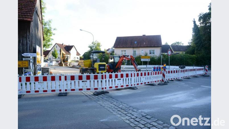 Absperrung wie hier in der Hauptstraße mit der Abzweigung zur Kirchenstraße gehören in Pirk voraussichtlich noch bis Frühjahr 2022 zum Ortsbild. Hinter diesen Absperrungen sind die Baustellen zur Sanierung schadhafter Stellen im Kanalnetz. Bild: bey