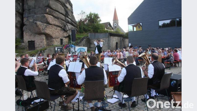 Aus dem Parkplatz am Tagungszentrum wurde ein Freilicht-Konzert-Saal. Bild: wro