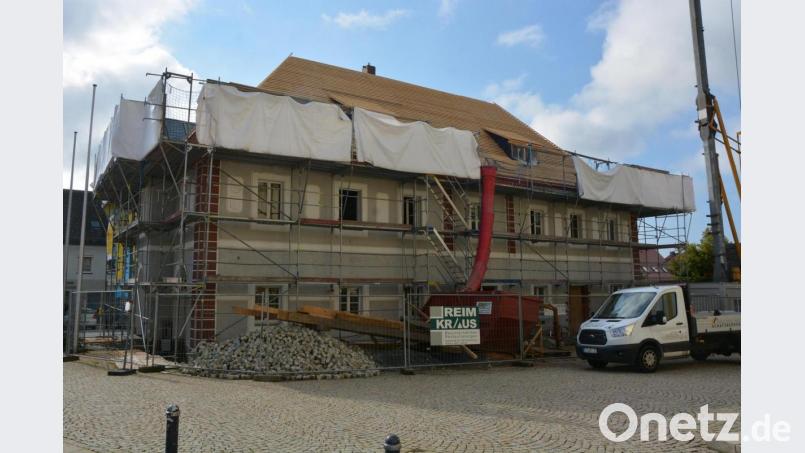 Eingerüstet ist seit längerer Zeit das Historische Rathaus. Die Sanierungsarbeiten werden mindestens noch bis ins Frühjahr andauern. Anvisiert ist eine Fertigstellung bis zum Ende des erstes Quartals 2022. Bild: jr