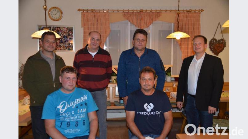 Das Bild zeigt den Vorstand sitzend (von links) Stellvertreter Wolfgang Müller, Vorsitzender Andreas Bayer sowie stehend (von links) Kassier Volker Günthner, Beisitzer Roland Schertel, Schriftführer Peter Scherm, Erster Bürgermeister Christian Porsch. Bild: ak