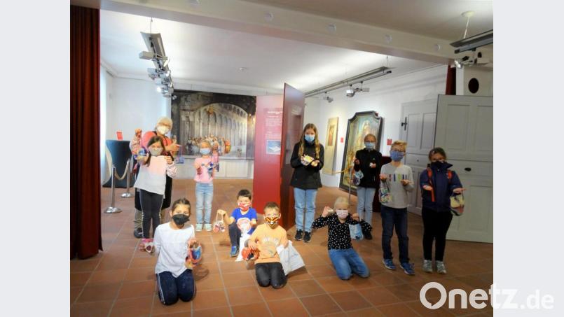Anita Köstler (hinten links) und die Kinder zeigen stolz ihre selbst hergestellten Taschen und Seifen. Bild: Stadt Tirschenreuth/exb