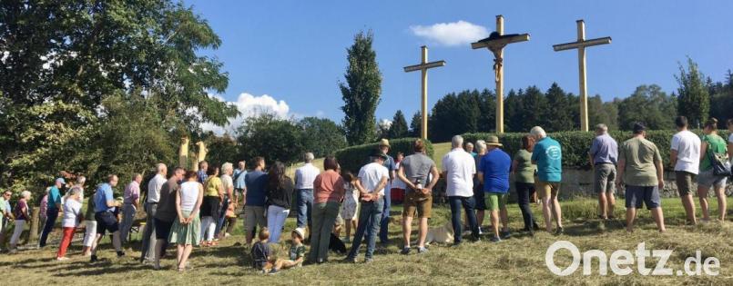 Groß ist die Anteilnahme der Bevölkerung an der Segnung der neu errichteten Drei Kreuze nahe Freudenberg. Bild: gri