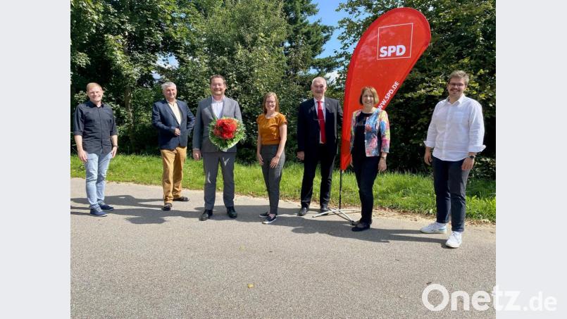 Der engere Vorstand des Unterbezirks: Dominik Brütting, Herbert Schmid, Uli Grötsch, Nicole Bäumler, Uli Roth, Annette Karl, Simon Grajer (von links). Annette Karl hat sich nicht mehr als stellvertretende Vorsitzende zur Wahl gestellt, Nachfolgerin ist Nicole Bäumler. Bild: Eichl
