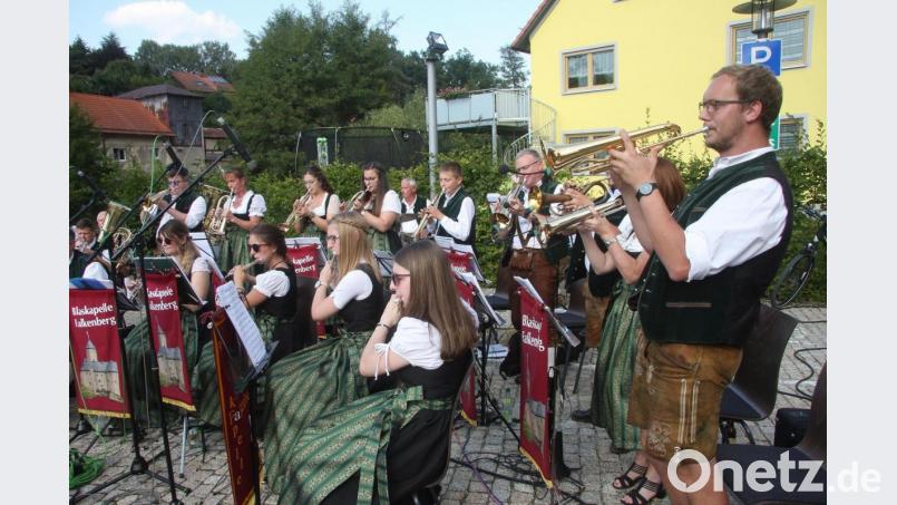 Christopher Prechtl (rechts mit dem Flügelhorn) kümmerte sich - sofern es die Zeit erlaubte - auch um die Technik. Bild: wro