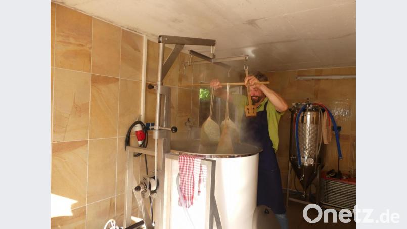 Frisch geernteten &quot;Belgischen Hopfen&quot; in kleinen Säcken hängt Thomas Ott in den Braukessel. Das Ergebnis wird &quot;Grünhopfenbier&quot;. Bild: rn