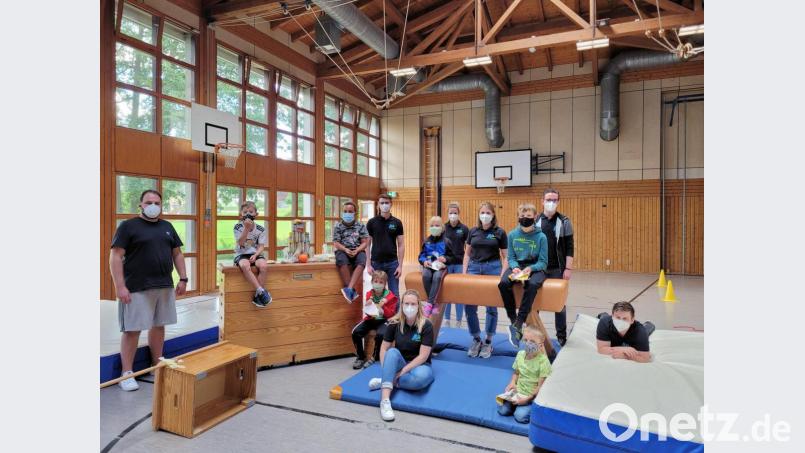 Viel Spaß bereitete den Kindern ein Fünfkampf in der Steinwaldhalle. Im Rahmen des Ferienprogramms hatte die Junge Union dazu eingeladen. Maximilian Heindl (hinten, Mitte) dankte am Ende seinen Helfern und zeichnete die Gewinner mit kleinen Preisen aus. Bild: bsc