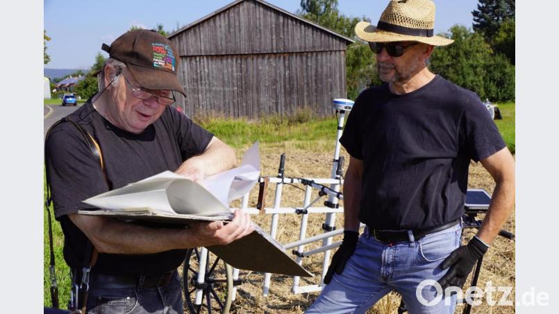 Hans Bäre (links) brachte Dr. Markus Tarasconi die Aufzeichnungen über seine Funde und Fundstellen in der Umgebung des Untersuchungsbereichs mit. Bild: bkr