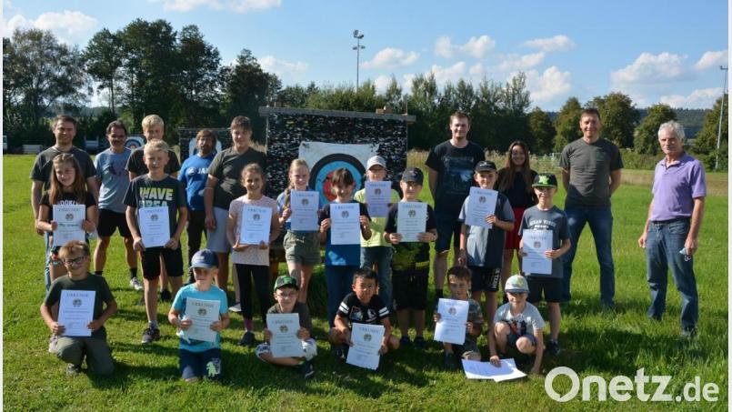 15 Kinder beteiligten sich an der Schießolympiade der Königlich privilegierten Schützengesellschaft Mitterteich. Jugendleiter Philipp Roscher (hinten, Dritter von rechts) verteilte am Ende Urkunden und Präsente. Mit im Bild Vorstandsmitglied Karl Krasser (links) sowie weitere Betreuer und das Aufsichtspersonal der Schützen. Bild: jr