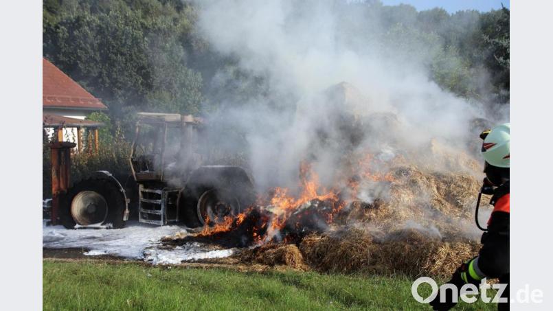 Immer wieder schlugen Flammen aus dem Heu, das auf dem Anhänger geladen war Bild: jma