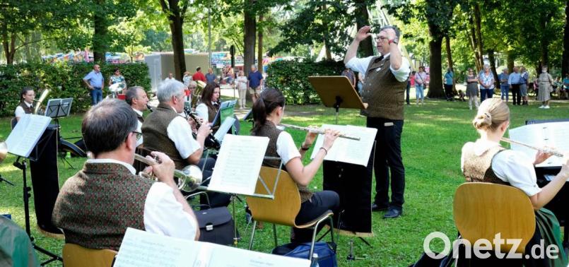 Die Musikkapelle Schwarzenfeld spielte im Schlosspark. Bild: Hirsch