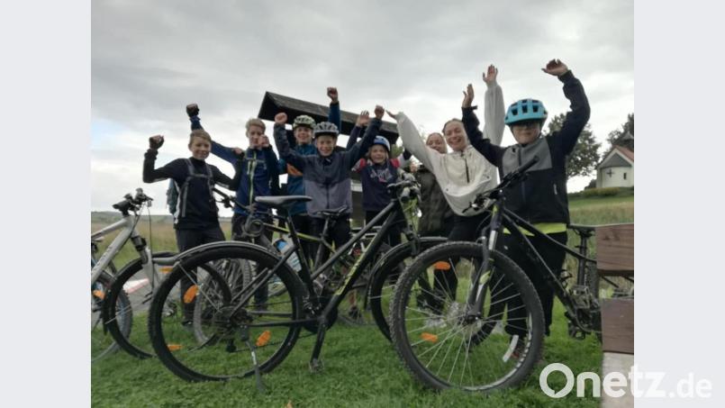In Siegerpose. Die Radeltour zur Mountainbike-Dirt-Bahn nach Vohenstrauß kommt bei den Jugendlichen super an. Bild: krb