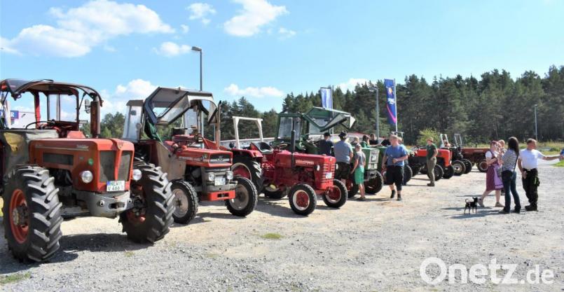 Rund 20 Oldtimer-Bulldogs geben sich in Grafenwöhr ein &quot;Stelldichein&quot;. Bild: rgr