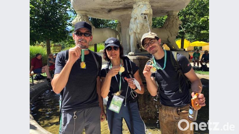 Johann Lugert (von links), Gudrun Graf und Patrick Lang bewältigen den „Löwen-Marsch“ über 100 Kilometer in 18,5 Stunden. Bild: bgm