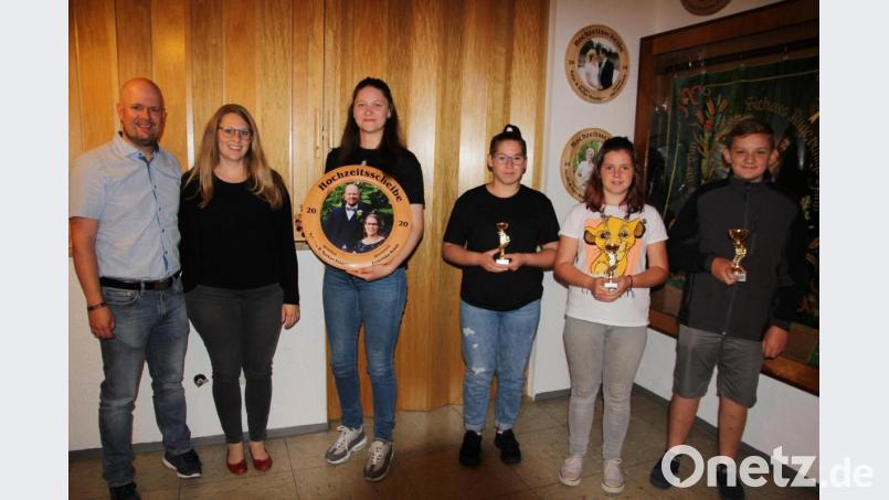 Gewinner der von Markus Peterhans und Sabrina Peterhans-Altmann (links) gestifteten Hochzeitsscheibe ist Franziska Kraus (Mtte). Von rechts die Gewinner der Schülerpokale, Valentin Trißl, Sydney-Scarlette Schmid und Stephania Schmid. Bild: kro