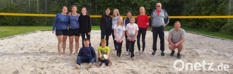 Elisabeth Müller (von links) und Elvira Schmid sowie Wolfgang Riedl (von rechts) und Anton Dornheim weihten die in zwei Gruppen eingeteilten Kinder in das Beach-Volleyballspielen ein. Bild: öt