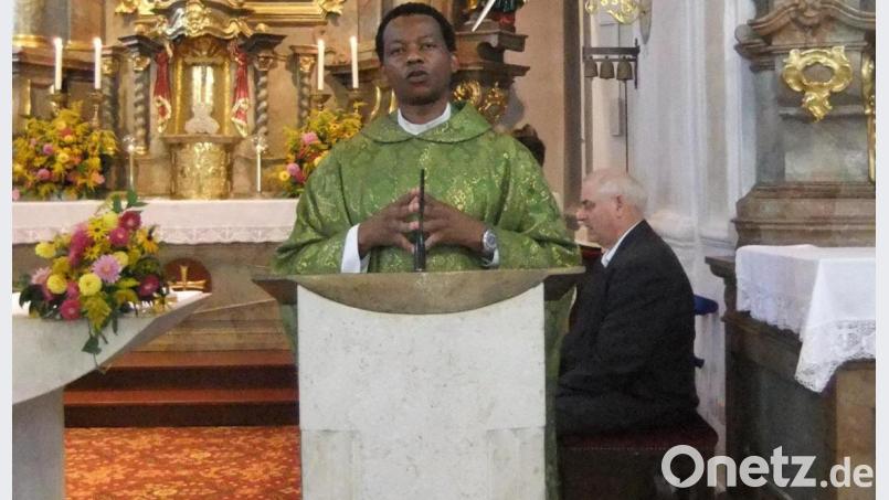 Pfarrvikar Pater John Massawe beim Gottesdienst in der Kirche St. Nikolaus in Pittersberg am Ambo. Rechts sitzend Pfarrer Herbert Grosser. Bild: gm