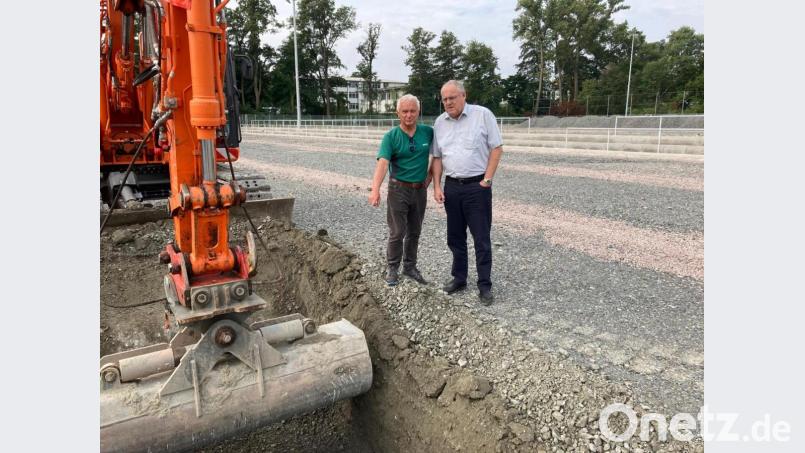 Manfred Luber, Projektleiter des Vorstandes der SpVgg SV Weiden, zeigt Bürgermeister Lothar Höher den Start der Baustelle. Bild: Stadt Weiden/exb