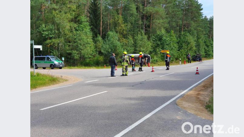 Einen abbiegenden Kleinbus übersah die Fahrerin eines Mercedes-Kombi bei der Abzweigung nach Kölbldorf. Bild: Hösamer