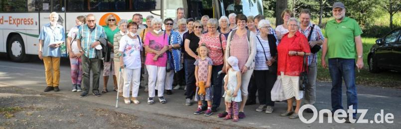 Für die 40 Teilnehmer war es ein erlebnisreicher Nachmittag. Mit auf dem Bild Seniorenbeauftragter Roland Lochner (rechts). Bild: njn