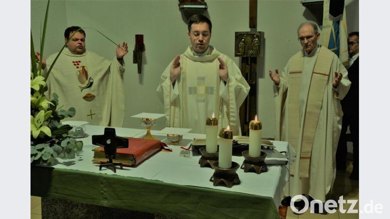 KAB-Diözesanpräses Pfarrer Stephan Rödl (Mitte) war zum Festgottesdienst eigens aus Regensburg angereist. Mit am Altar standen Kreispräses Helmut Stadermann (rechts) und Ortspräses Kaplan Daniel Schmid. Bild: jr