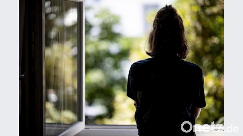 Einsam und hilflos fühlt sich manch ein Mensch in einer Trauerphase. &quot;Eine Trauerbegleitung kann den Trauerweg nicht verkürzen, aber sie kann helfen, ihn weniger einsam zu machen&quot;, sagt Renate Buchfelder vom Ambulanten Hospizdienst Weiden-Neustadt. Symbolbild: Fabian Sommer/dpa