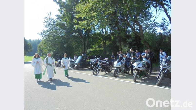Pfarrer Wilhelm Bauer (Mitte) segnete beim Motorradgottesdienst des Motorsportclubs alle &quot;beweglichen Räder&quot; und dessen Fahrer. Bild: rfi