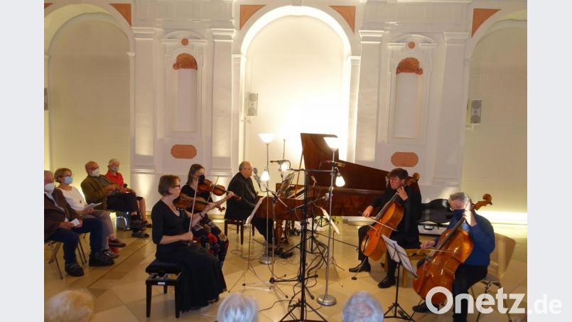 Die Interpreten des Konzerts am Sonntag in der Aula des Klosters bei der Zugabe: von links Brigitte Gerlinghaus, Stefanie Heinrich, Christoph Hammer am historischen Hammerflügel, Axel von Huene und Hermann Heinrich. Bild: Johannes Röttges/exb