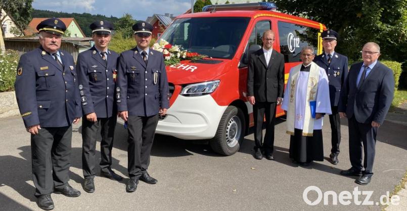 Pfarrer Sauer und Pater James spendeten den Segen für den neuen Mannschaftstransportwagen der Feuerwehr Thumsenreuth. Auf dem Bild (von links): Kreisbrandrat Andreas Wührl, Zweiter Kommandant Christian Sirtl, Erster Kommandant Thomas Busch, Pfarrer Manuel Sauer, Pfarrer James Mudakodil, Vorsitzender Bertold von Lindenfels und Zweiter Bürgermeister Herbert Mattes. Bild: vsr