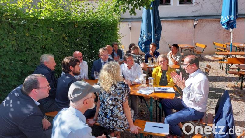 Alexander Dobrindt (rechts) im regen Austausch mit Teilnehmern der Gesprächsrunde im Winkler Biergarten. Eingeladen zu dem Treffen im Winkler-Biergarten hatte die Amberger CSU. Bild: Matthias Schöberl/exb