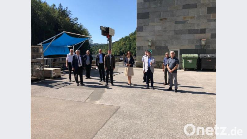 Bei strahlendem Sonnenschein empfingen Vertreter von Engie Deutschland die Besuchergruppe am Pumpspeicherkraftwerk in Trausnitz Bild: mis