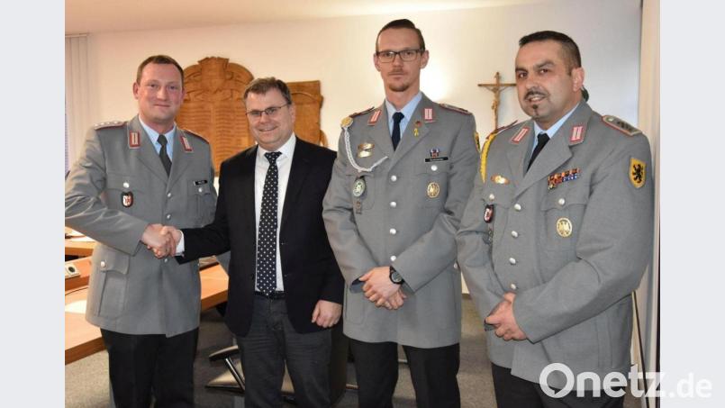 Bürgermeister Karlheinz Budnik besiegelte in der Stadtratssitzung im Februar 2020 die die Patenschaft mit Hauptmann Johannes Müller (links), Hauptfeldwebel Fabian Hochsteller und Oberstabsfeldwebel Herbert Walenta (rechts). Bild: Lowak